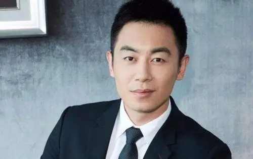 朱亚文为何不留刘海?看到他有刘海的模样,才知什么叫高颜值