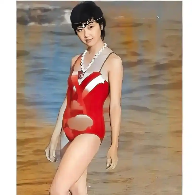 20世纪80年代,朱琳穿着一件蓝色的泳衣,五官精致,五官迷人,身材曲线