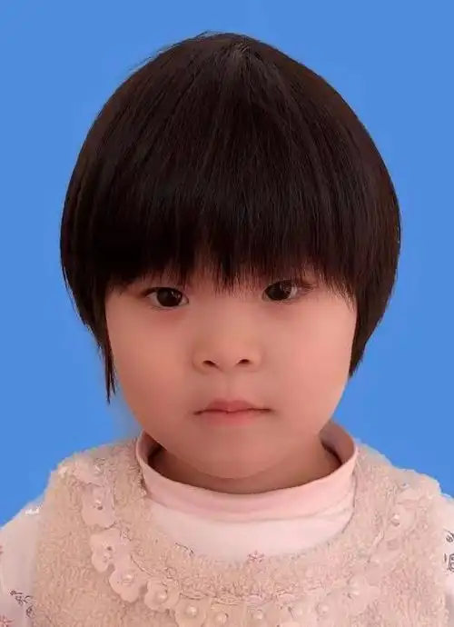 我入园的第一张 "证件照" ——山水新城幼儿园小一班