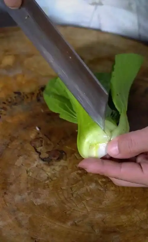 2,鳗鱼去骨,切断改十字花刀,鳗鱼下盐,蛋黄搅拌均匀后下生粉,下油锅炸