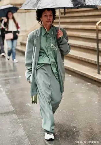 穿对颜色就美了!今年秋冬流行的"橄榄绿",这样穿优雅显高级
