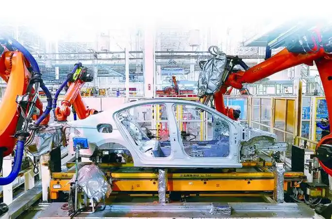 04%)自动化股份有限公司全球最大的移动机器人装配调试车间,科研人员