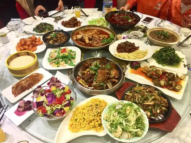 贝卓伦幼儿园为了庆祝五一假期活动特组织了全体员工聚