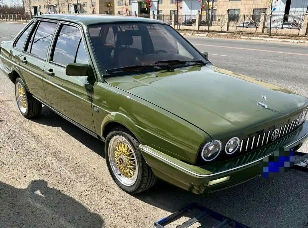 普通桑塔纳"升级完毕",复古圆灯 墨绿色漆面