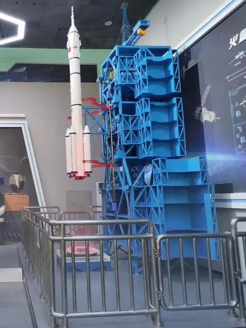 开阔视野走进洛阳市科技馆二楼展厅的"火箭发射台"是最