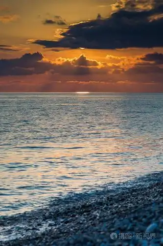 夕阳中的云彩笼罩着平静的大海