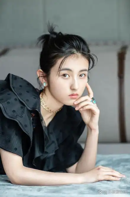 张子枫,中国新生代实力派演员,童星出道便以灵气十足的表演备受瞩目