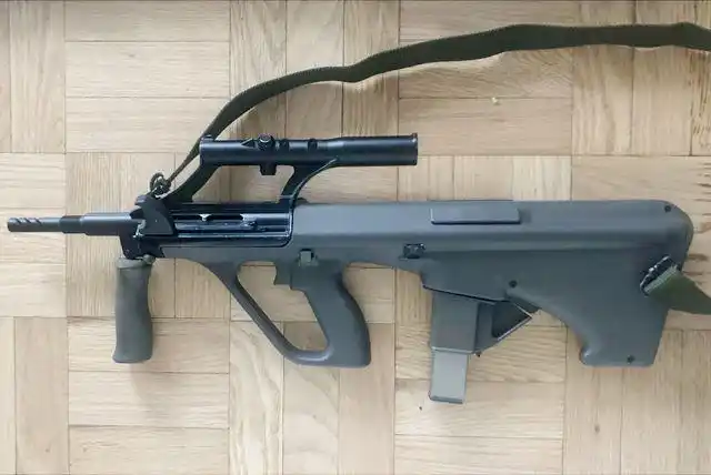 冲锋枪拥有和突击步枪相似的外观,同样的前后握把,上方兼顾提把的瞄准