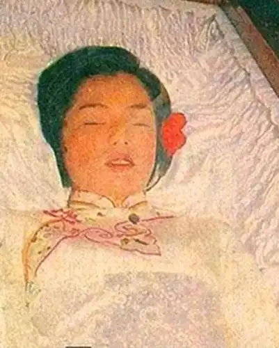 香港女演员翁美玲,穿旗袍下葬,遗容万分安详!