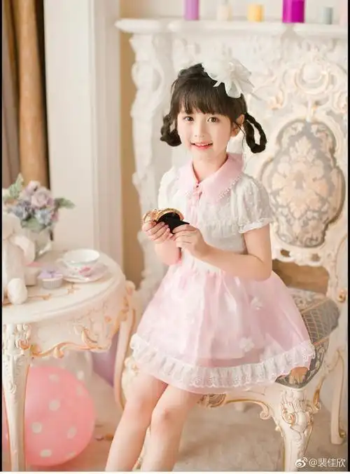 爆红的裴佳欣还吸引了王思聪的关注,就在最近校长在