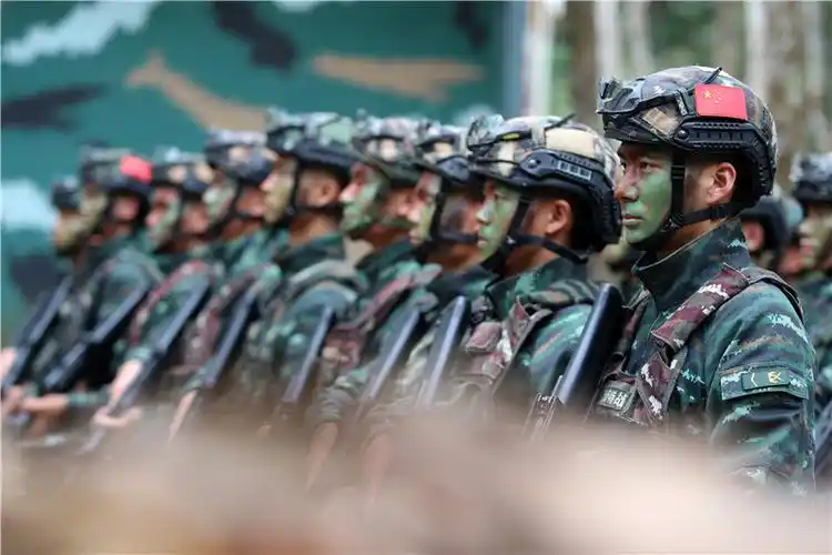 全副武装的特战队员严阵以待.雷辙摄