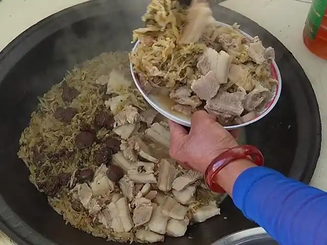 地道的东北菜,农村大铁锅炖正宗东北杀猪菜,现灌血肠的详细过程