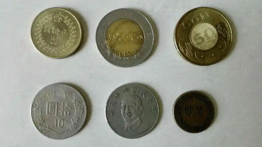 我收藏的三个版本的50元台币0