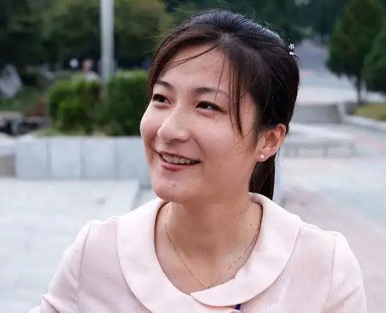 实拍清新自然的朝鲜姑娘