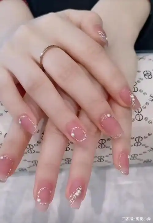 温柔显手白的美甲图片