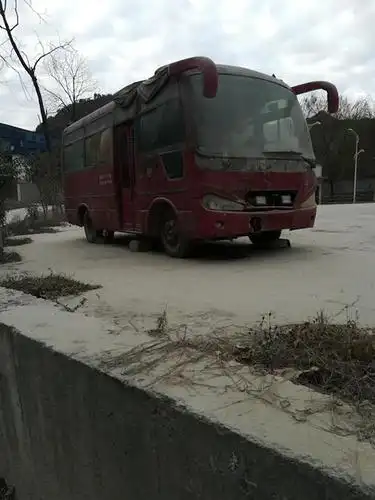 报废的中巴班车,被私人老板买来当活动房,里边有煤气灶和床