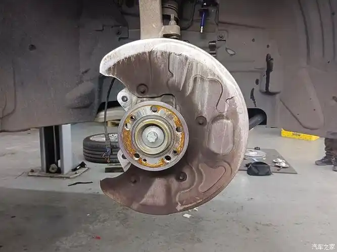 奔驰gls升级原厂前六活塞刹车卡钳提高制动力和行车安全指数