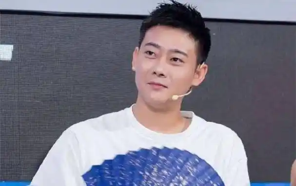 德云社栾云平被称端水大师,发师兄弟合影,为了公平竟然这样做