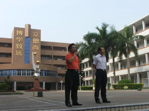 前山中学举行消防疏散演练