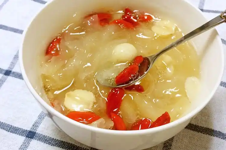 银耳百合莲子羹(银耳百合莲子羹可以隔夜吃吗)