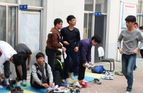 高考体检要"脱光衣服"?体检医生忍不住笑了