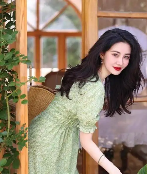 这些才是碎花裙的正确搭配方式,清新脱俗还减龄,优雅又甜美