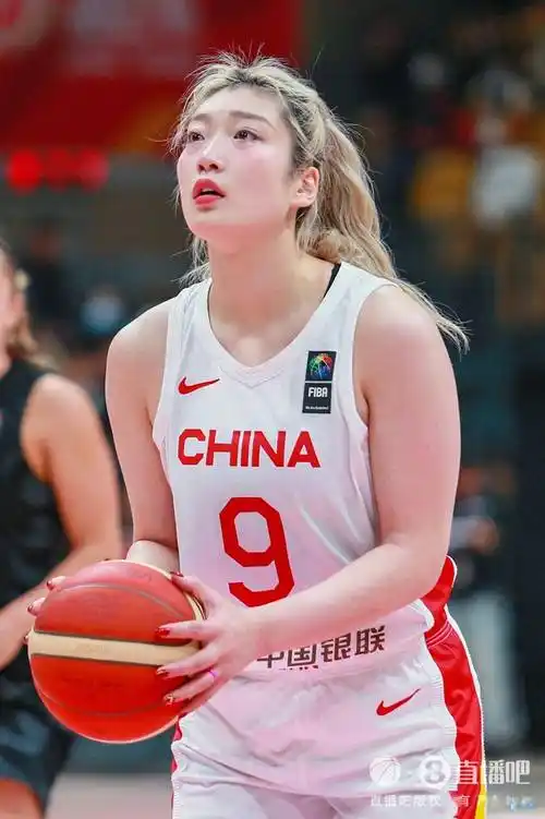 李梦:好好准备下一场 谢谢支持我们的球迷朋友们_中国女篮_篮板_助攻