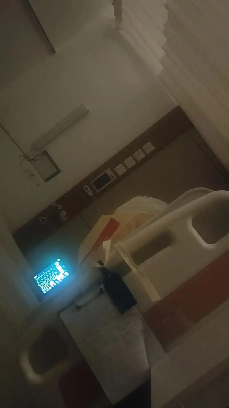 医院里的夜晚总是让人难眠,翻来覆去睡不着,听着仪器的滴滴声