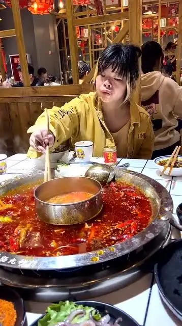 和女朋友一起吃火锅