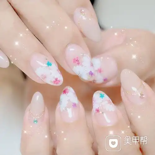 圆形白色手绘花朵干花想学习这么好看的美甲吗?