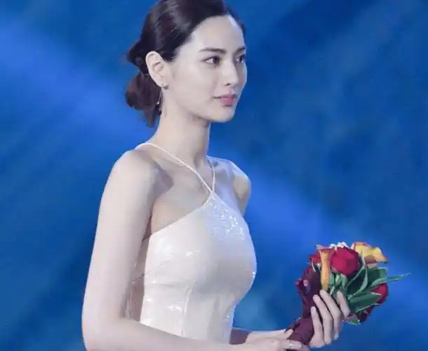 "世界第一美女"惊艳亮相,网友直呼:美到窒息!