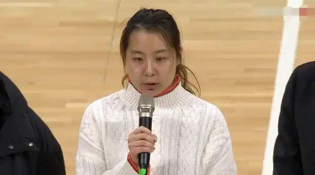 51号永久封存!吉喆成队史第二,妻子感人发言,美女球迷声泪俱下