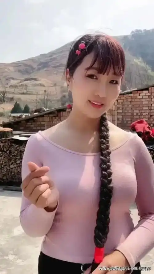 村里有个姑娘叫小芳辫子粗又长