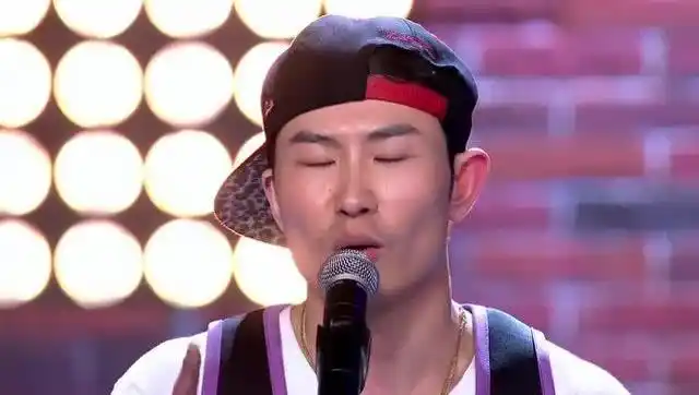 郭丁宁学习跳舞两不误,在学校还是个小学霸,校方都支持他跳舞