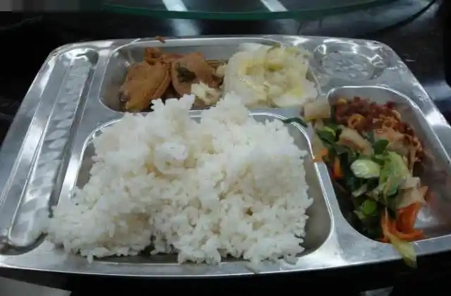 某厂员工晒食堂工作餐,看到他们吃的食物后,网友:老板都不敢吃