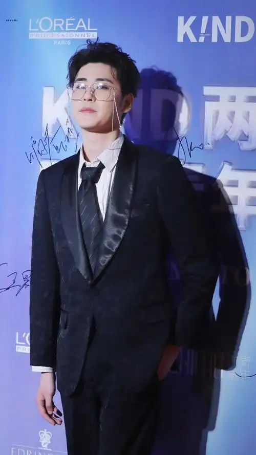 张云雷红毯首秀##张云雷金丝眼镜造型