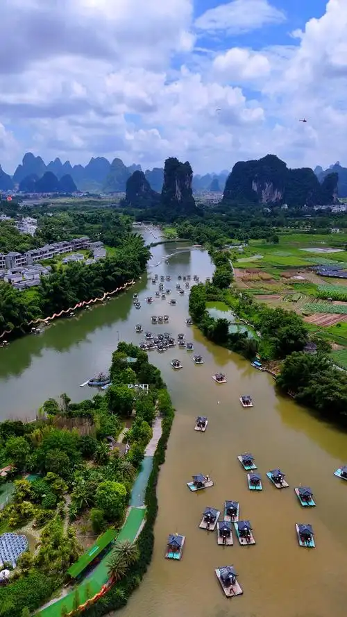 去广西桂林阳朔旅游,一定要体验一下遇龙河竹筏漂流,你想玩吗?