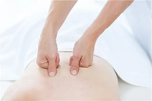 理疗师,背部按摩