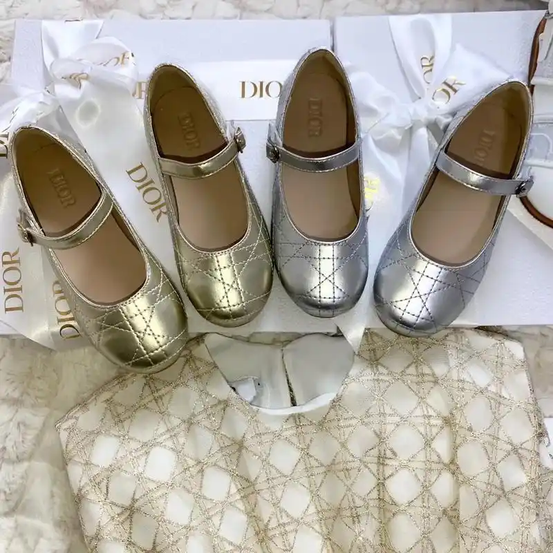 迪奥菱格芭蕾舞鞋,两个颜色都很好 - 抖音