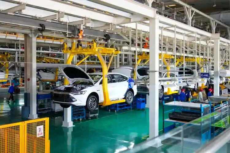 (4月8日,比亚迪长沙基地总装车间.