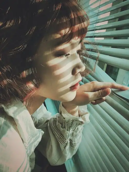 眺望窗外的少女