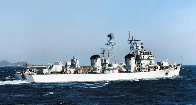 老兵再见!"珠海号"驱逐舰光荣完成历史使命退役,一个时代落幕