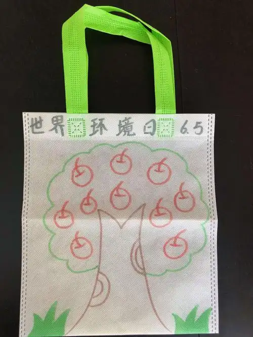 今天我们来制作有用的环保袋,教师出示环保袋,引导幼儿观察,大胆想象