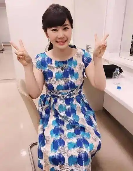 原创瓷娃娃福原爱退役后看上去更温柔了穿着印花裙优雅又端庄