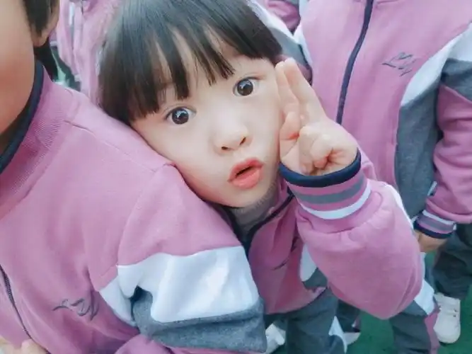 我们是泸沽镇第一幼儿园大二班的小朋友,这是我们班可爱活泼的孩儿们