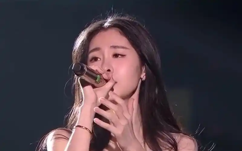 张碧晨台上演唱凉凉张信哲上台一开口我悄悄的带上了耳机