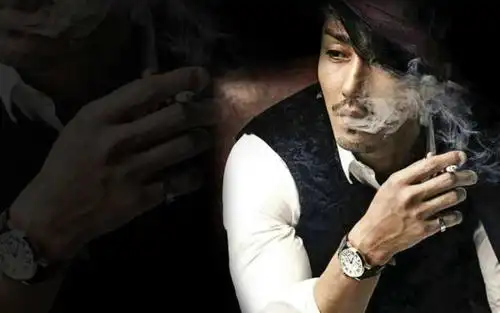 从社会心理学角度,在默认表情中放置吸烟者形象会对使用者造成什么