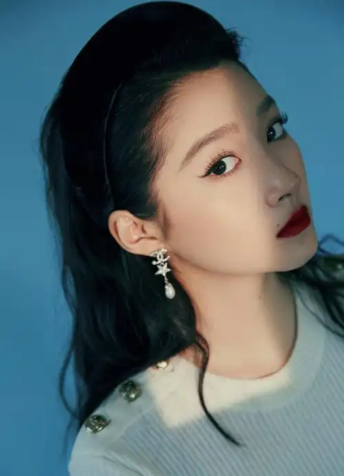 关晓彤复古红唇搭配黑白裙 白色丝袜秀长腿吸睛