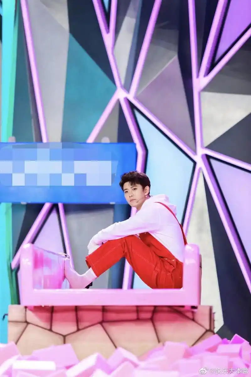 任嘉伦运动装潮酷有型 古装扮相帅气潇洒侧颜依旧能打