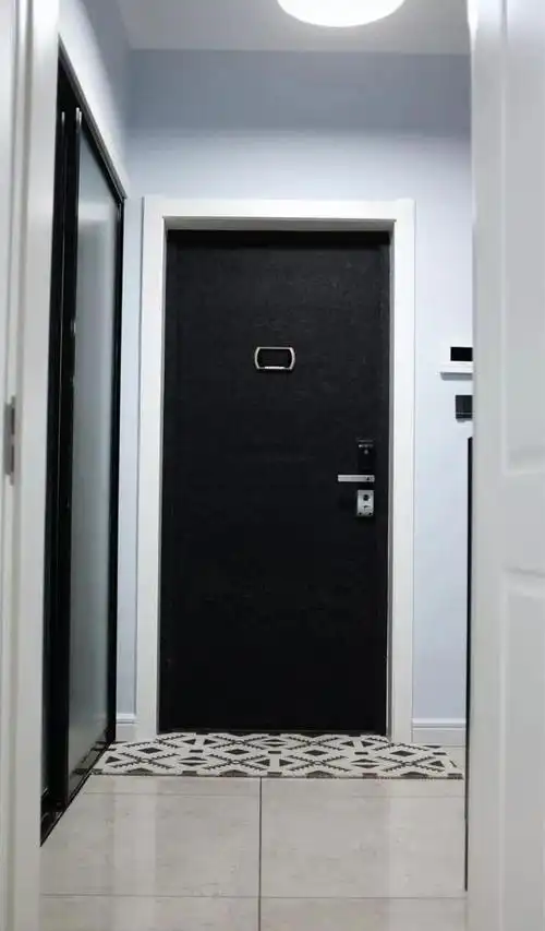 但还是需要一个鞋柜,所以就在正对入户门的位置,靠墙放置了一个黑色